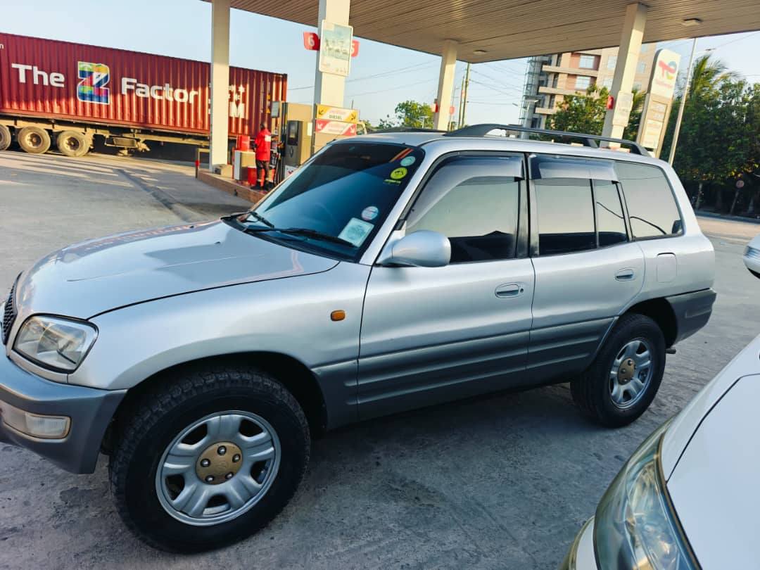 A picture of Toyota rav4 old