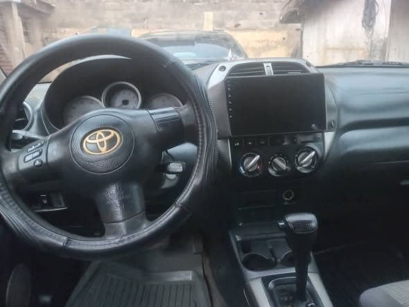 A picture of Toyota Rav4 05 model