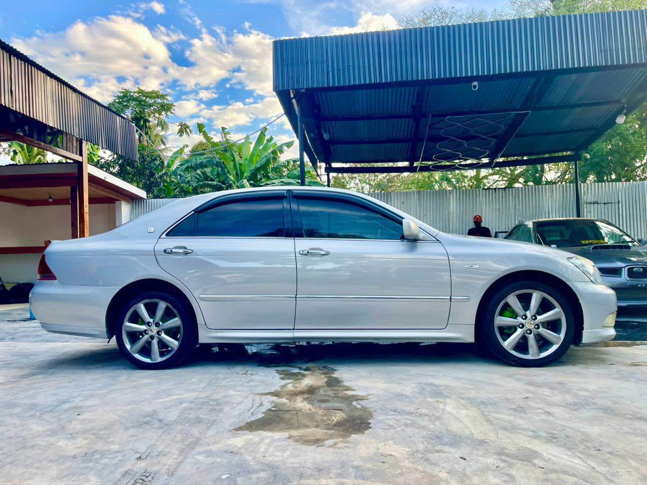 A picture of TOYOTA CROWN