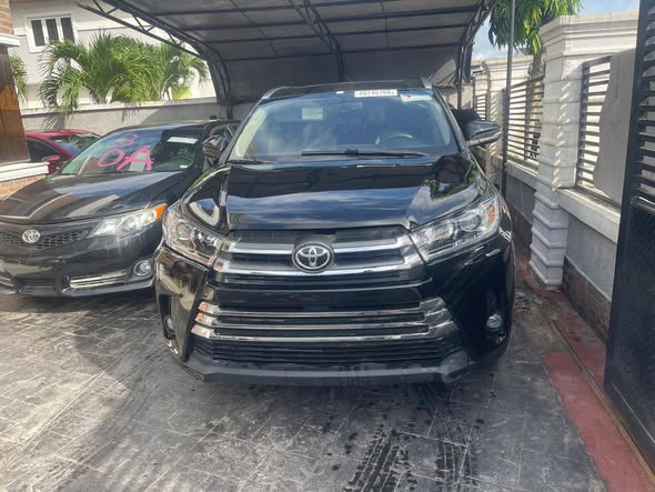 A picture of Toyota highlander 2015 model Xle direct tokunbo Lagos clear complete