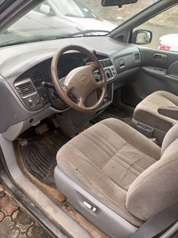 A picture of Toyota sienna Nigeria used first body everything is working perfect