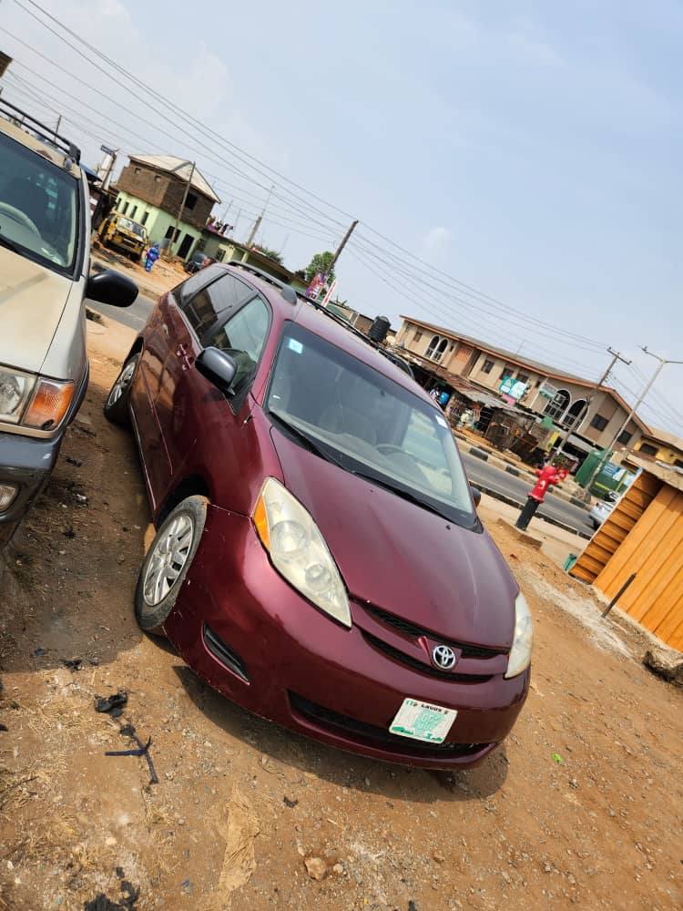 A picture of Quick deal owner needs money Super TOYOTA SIENNA 08 MODEL