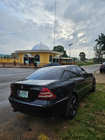 A picture of 2004 MERCEDES BENZ C230 v4 2004