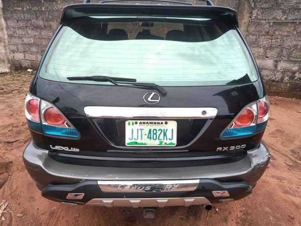 A picture of Rx300 available for sales everything is working fine 2 5m