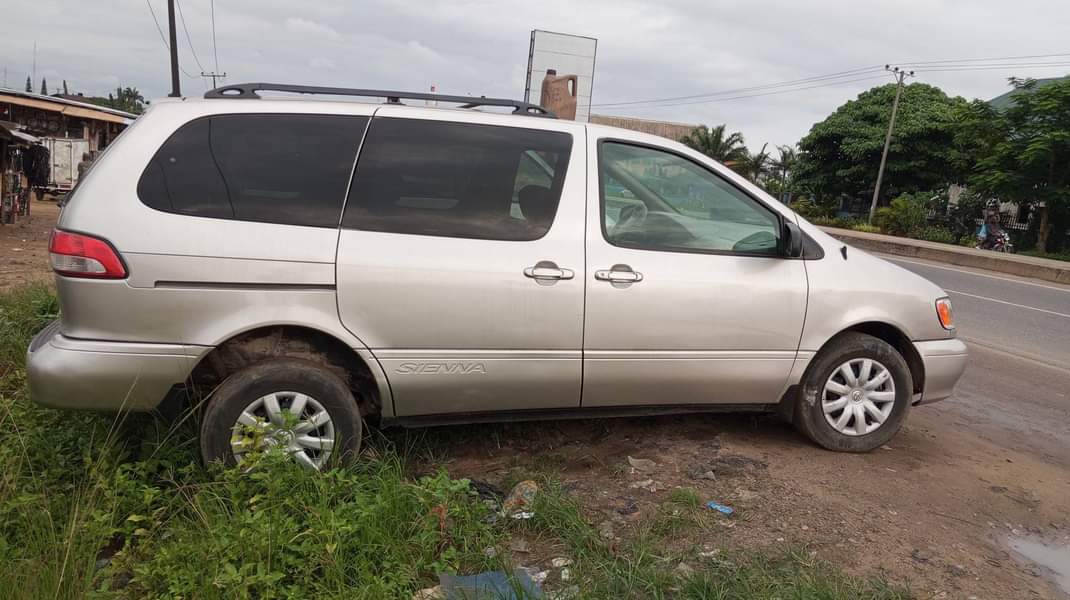 A picture of 2003 small sienna AC chilling Sweet and silent engine Gear