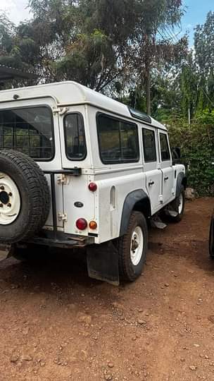 A picture of  Land Over Defender Price 35 milions Year Of Manufuctre2004