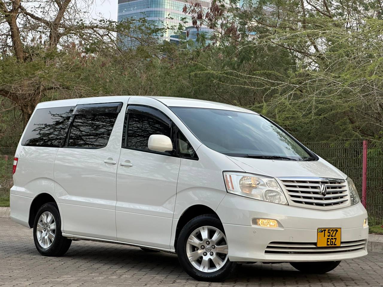 A picture of PRICE BEI 21.8M 2557 69617116 TOYOTA ALPHARD YEAR 2004 ENGINE