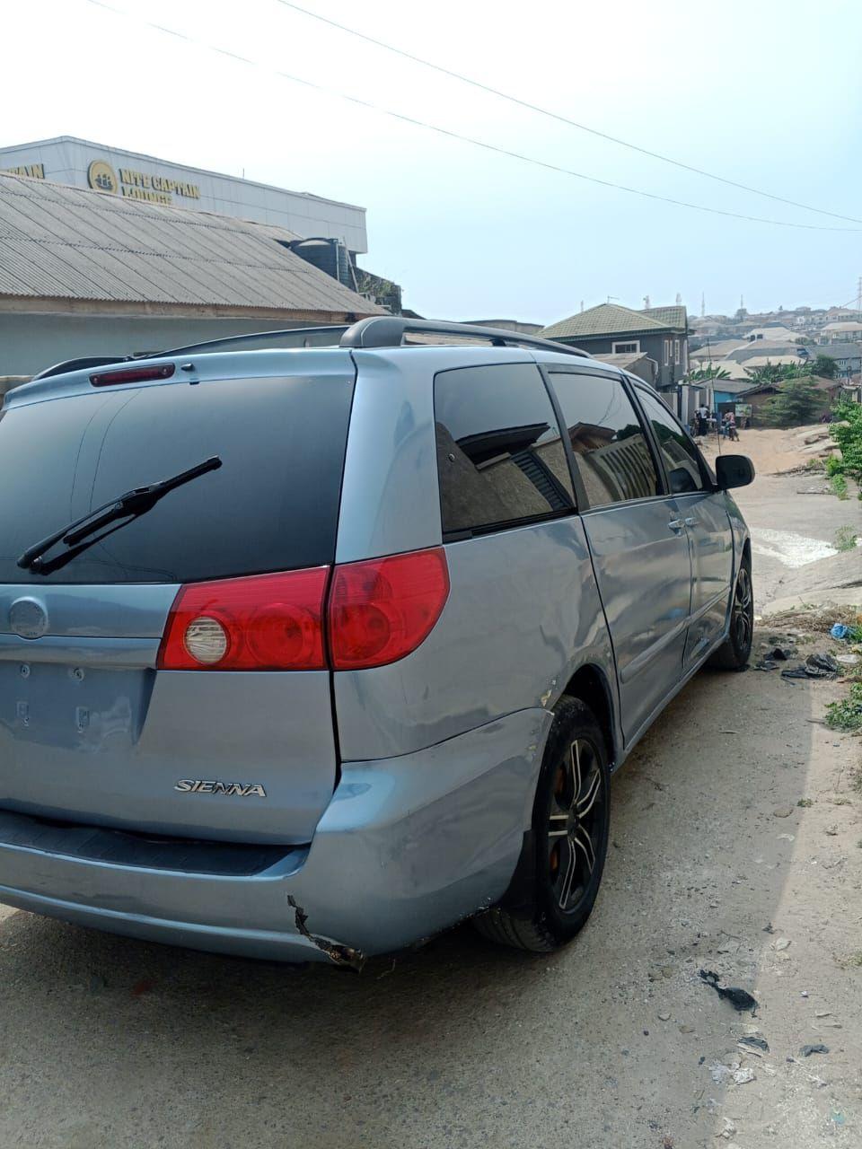 A picture of Toyota Sienna 06 08069814700