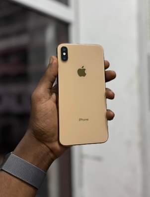 A picture of iPhone Xs Max 64GB No face id PRICE 350 000
