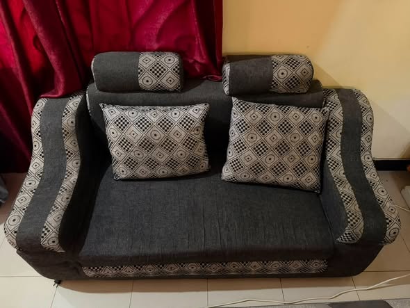 A picture of Sofa ya mtu mbili imetumika mwaka moja kwa 80 000