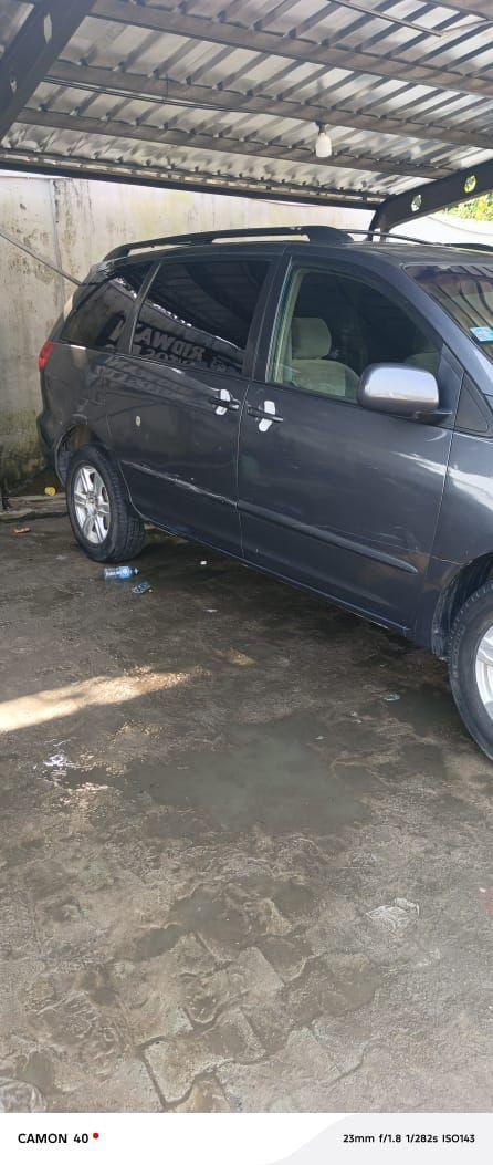 A picture of Toyota sienna 2008