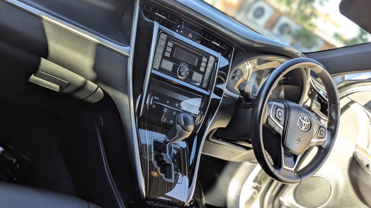 A picture of Toyota Harrier 2015model