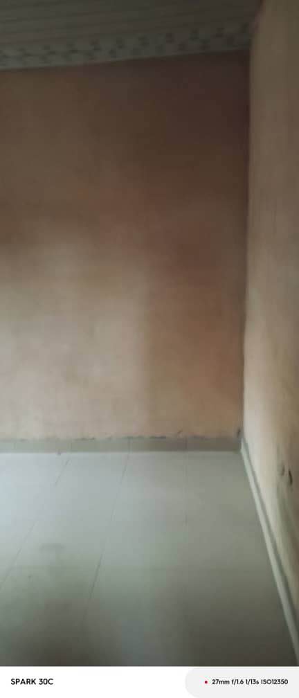 A picture of A room and parlor selfcorn Location tollgate behind road safety