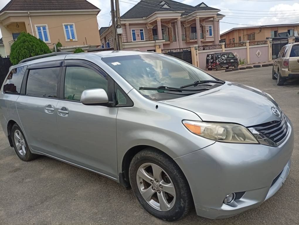 A picture of Toyota Sienna 2011model