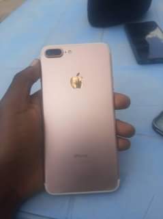 A picture of iPhone 7 gb 128 betry 100 clean