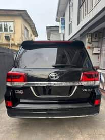 A picture of 2021 Toyota Landcruiser V8