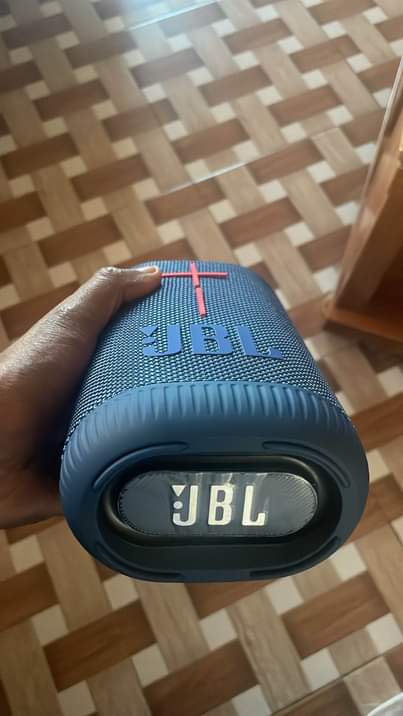 A picture of JBL speaker Nzuri sanaaa Inakaa na chaji saa 12 Mziki