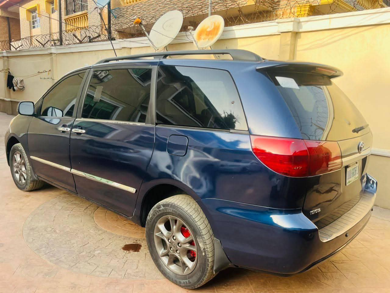 A picture of 2006 Toyota sienna