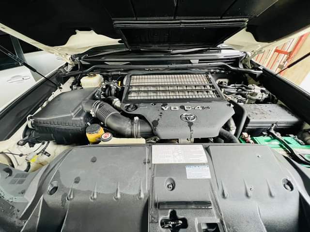 A picture of WhatsApp call 2557 6248 3424 TOYOTA LANDCRUISER 200 SERIES VX