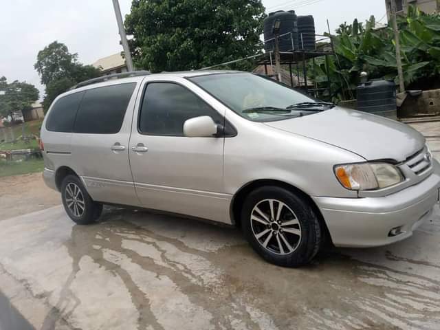 A picture of Toyota sienna 2002