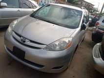 A picture of Toyota Sienna 7