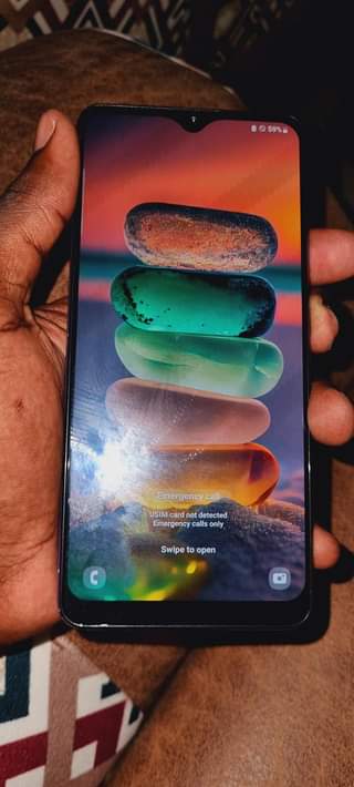 A picture of Samsung a32 gb 64 ram 4 chaji inakaa sana camera