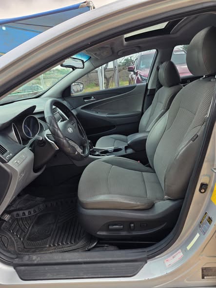 A picture of Hyundai sonata 2011 midel