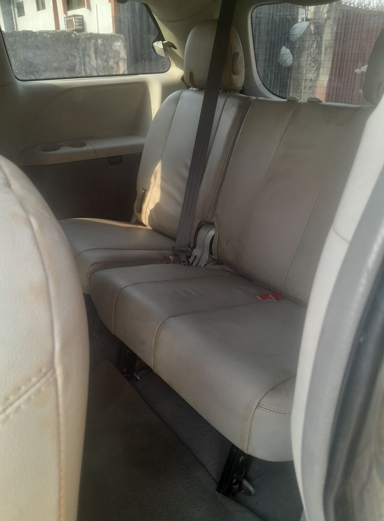A picture of 2013 toyota sienna engine and gear working perfectly painted on