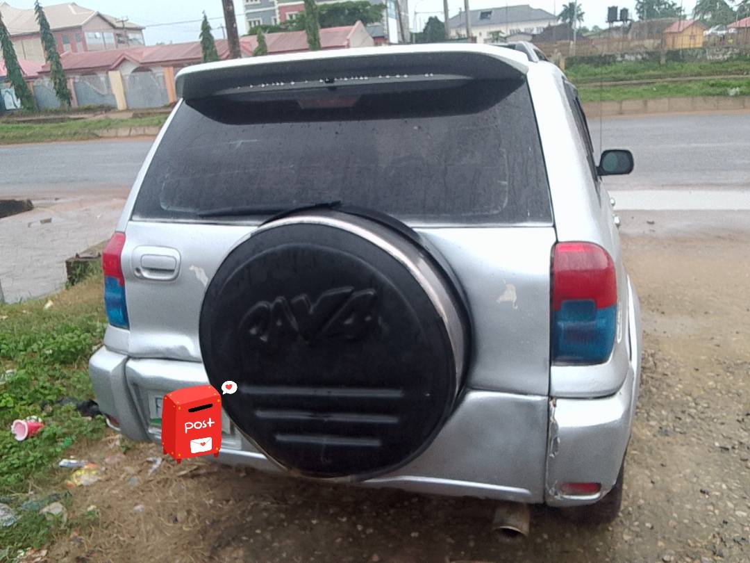 A picture of Check out this SMART Toyota RAV4 2003 U CAN GIVE