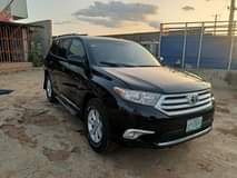 A picture of EXTREMELY CLEAN AND SHARP 9JA USED TOYOTA HIGHLANDER 2008 MODEL