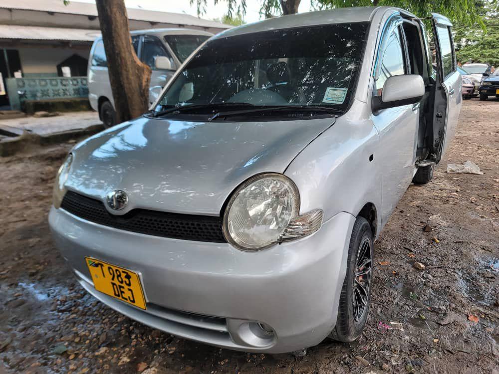 A picture of Toyota sienta Whatsapp 0712690760 Price Bei 6 7mil 1NZ Cc