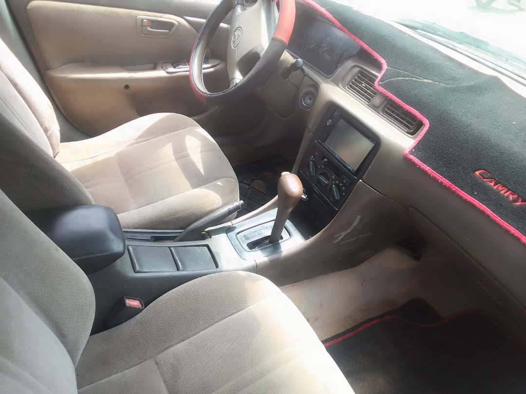 A picture of TOYOTA CAMRY 1999 GOLD