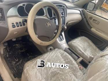 A picture of KB AUTOs Clean first body 2004 model Toyota Highlander 4WD