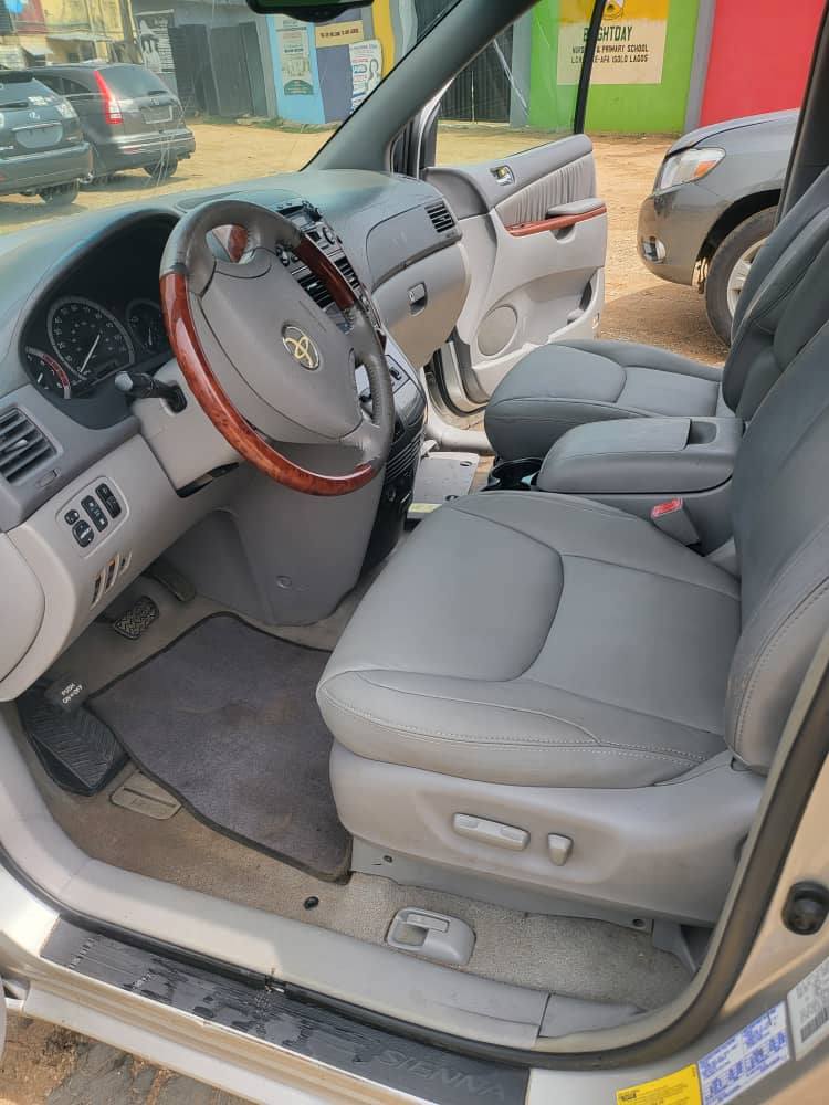 A picture of 8 5m last toks 2005 Toyota Sienna XLE