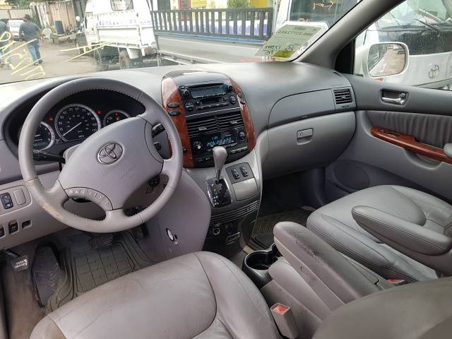 A picture of Toyota sienna 09167343919