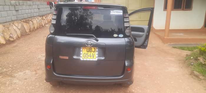 A picture of Toyota sienta for sale shs.19 000 000 slightly negotiable