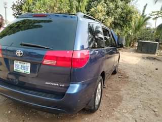 A picture of Toyota sienna 05 model