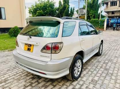 A picture of TOYOTA HARRIER OLD