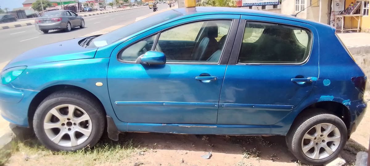 A picture of Peugeot 307 Engine good and manual gear Body need repackage
