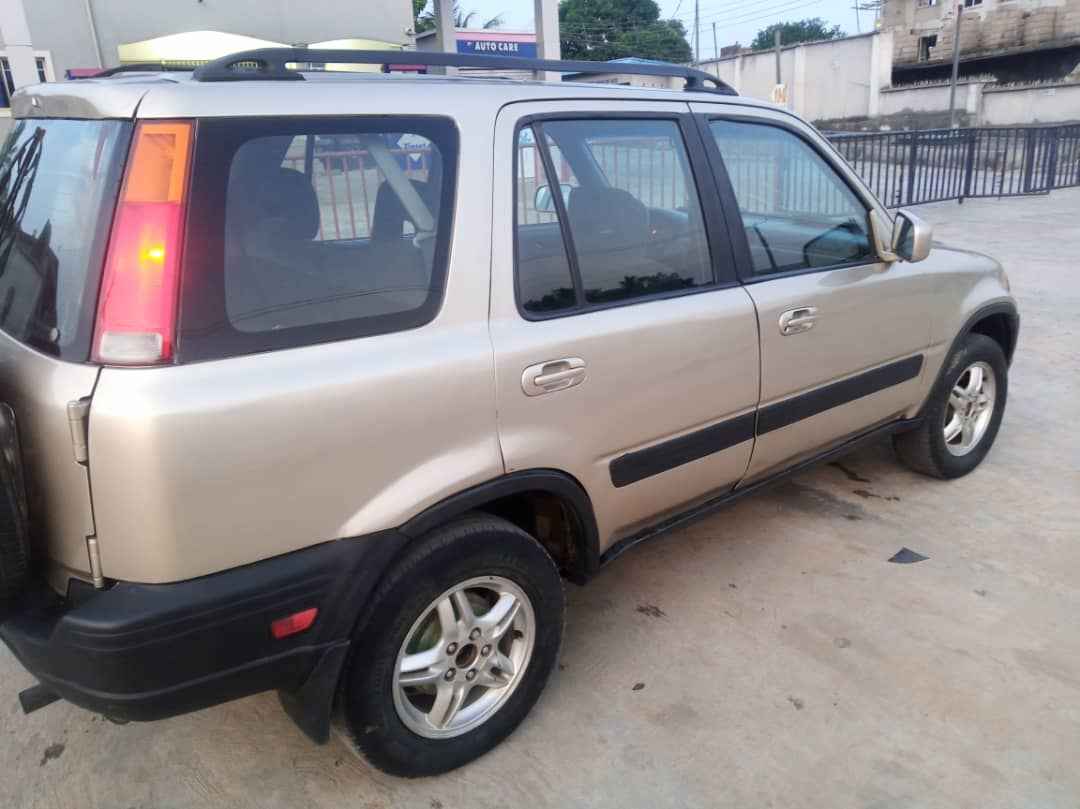 A picture of Honda CR V 1 850m 08032339707