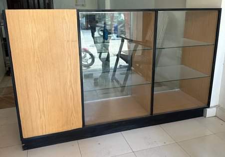 A picture of Glass display showcase counter