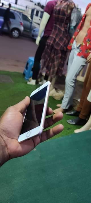 A picture of Iphone 7 128gb Gold excellent working condition 0703 398500