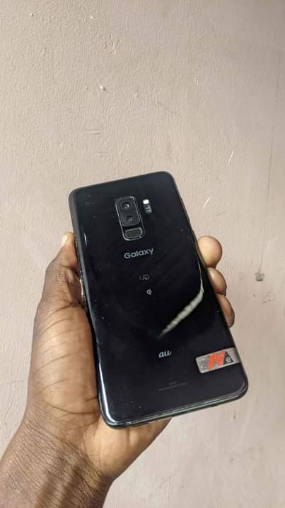 A picture of Samsung s9plus. Gb 64. Ram 4.