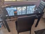 A picture of NAUZA DINNING TABLE YA KIOO VITI V 4 NA MEZA
