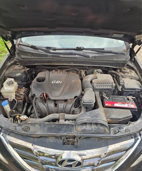 A picture of HYUNDAI SONATA 2012
