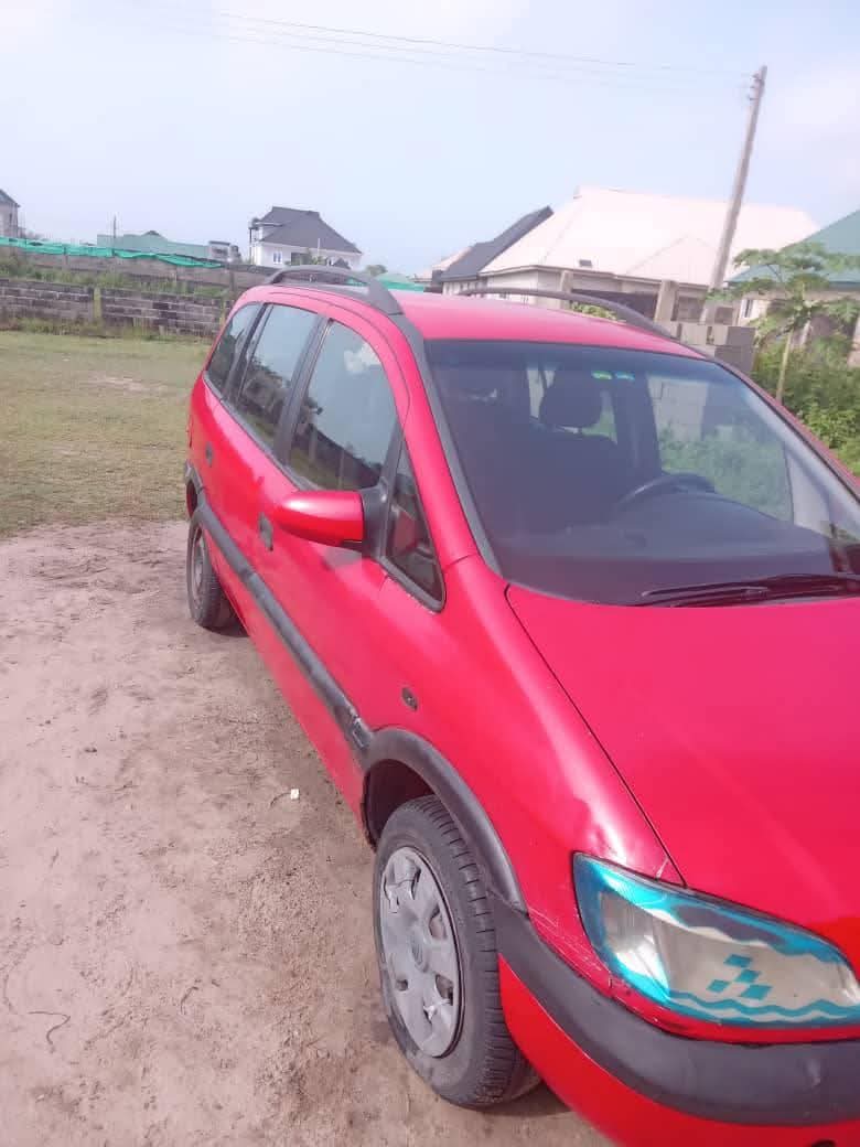 A picture of 2005 Opel safari