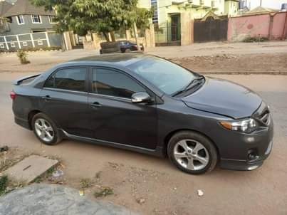 A picture of side direct direct de clean tokunbo 2013 toyota corolla sport
