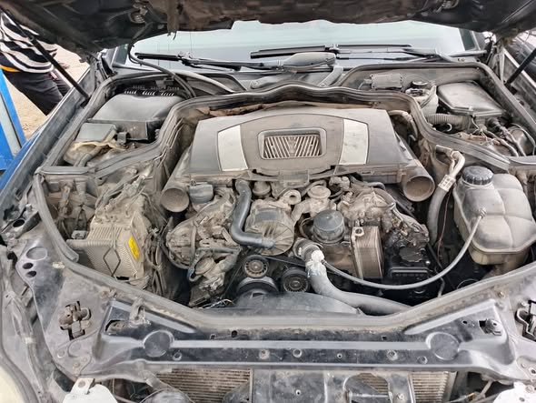 A picture of 2010 model Mercedes CLS350 sound v6 engine and gear 3M