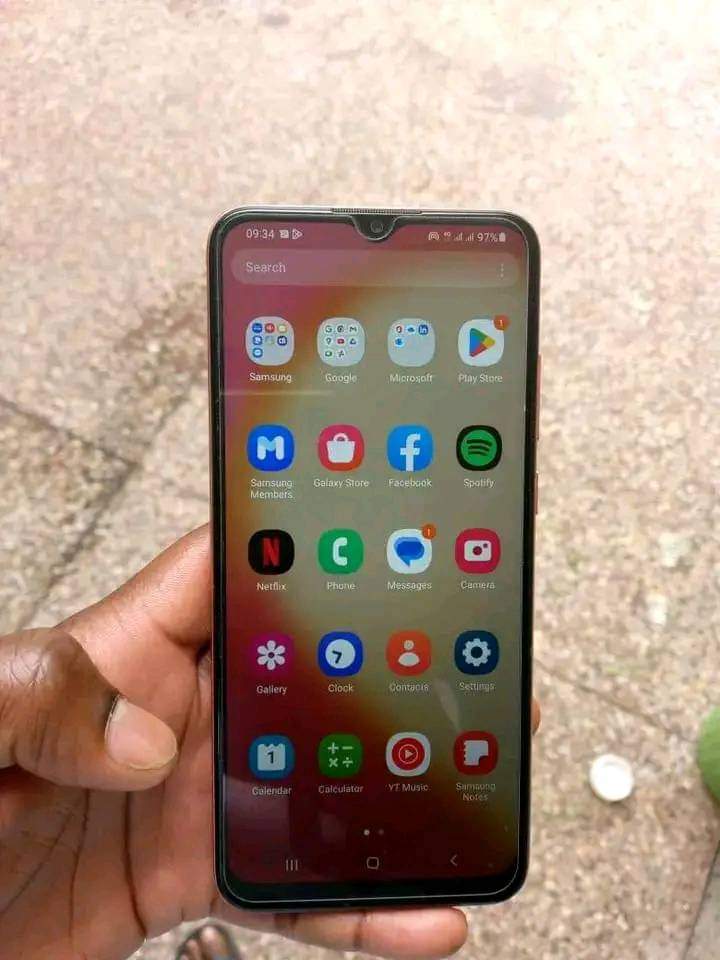 A picture of Samsung a04e internal 32gb ram 3 haina kipengele camera umeme