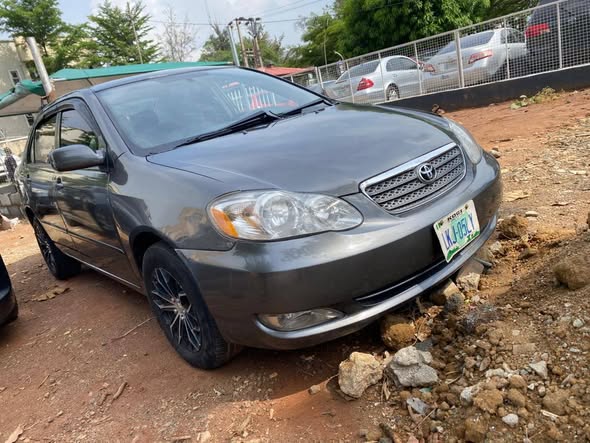 A picture of 2004 Toyota corolla LE